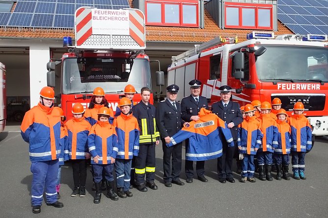 Neue Bekleidung f&uuml;r die Jugendfeuerwehr (Foto: Feuerwehr Bleicherode)