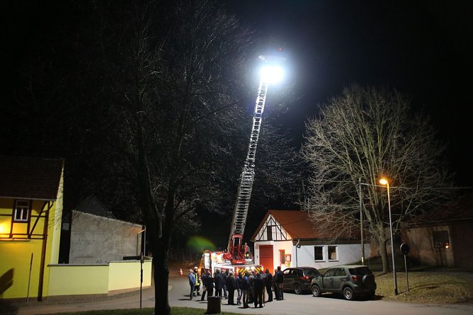 W&auml;hrend der Tagung der Wehrleiter wurde auch ein Nachteinsatz der neuen Drehleiter demonstriert. Die Leiter ist mit einer starken Leuchteinheit ausger&uuml;stet. (Foto: Patrick Grabe, Pressestelle Stadt Nordhausen)