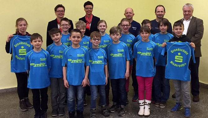 Trikots &uuml;bergeben (Foto: privat)