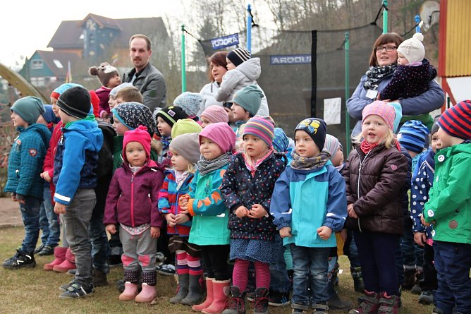 Die M&auml;dchen und Jungen hatten f&uuml;r die G&auml;ste ein kleines Programm einstudiert. (Foto: Susanne Schedwill)