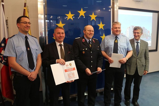 Ausgezeichnet - Feuerwehr ehrt Dr. Klaus Zeh und Oliver W&ouml;nnmann (Foto: Angelo Glashagel)