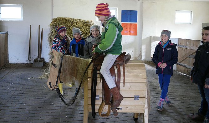Reiten auf Herrn Bergmann (Foto: nnz)