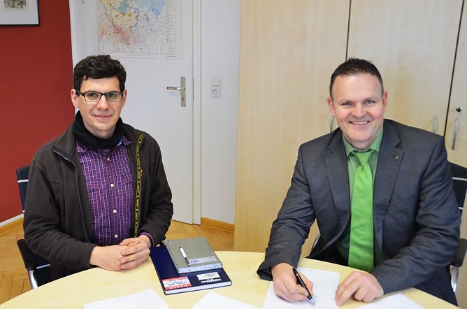 Hochschulpr&auml;sident Prof. Dr. J&ouml;rg Wagner und der technische Gesch&auml;ftsf&uuml;hrer von InTraSol, Sebastian Kupfer, unterzeichneten den Vertrag zur Errichtung der CarSharing-Station auf dem Campus der HSN (Foto: Hochschule Nordhausen, TIna Bergknapp)
