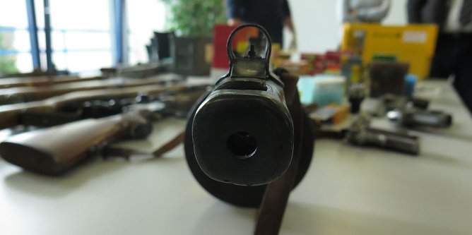 Sichergestellte Waffen pr&auml;sentiert (Foto: nnz)