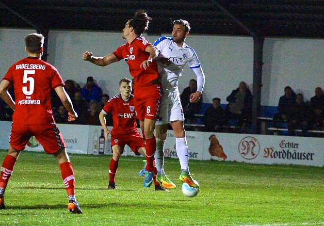 Sascha Herr&ouml;der im Kopfballduell (Foto: Bernd Peter)