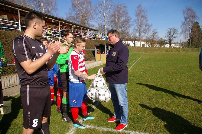 Der Th&uuml;ringer Fu&szlig;ballverband hat der SG Leimbach im Rahmen des Vereinsdialogs einen Satz Trainingsb&auml;lle gespendet (Foto: Thomas Joachimi)