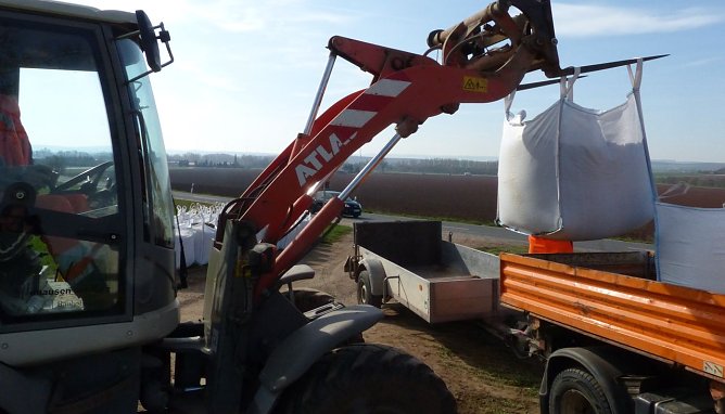 50 Tonnen Schwemmsand wurden in die N&auml;he der Fundstelle gebracht. (Foto: nnz)