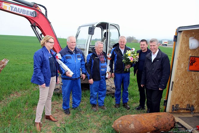 Stellvertretend f&uuml;r alle Einsatzkr&auml;fte bekamen  Sprengmeister Andreas West und seine Kollegen  Klaus Nessel und Werner Schmidt am Fundort der Bombe Blumen und eine kleines Pr&auml;sent (Foto: Patrick Grabe, Pressestelle Stadt Nordhausen)