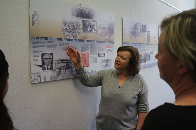 Dr. Cornelia Klose pr&auml;sentierte die Ausstellung zur friedlichen Revolution beim Bildungstr&auml;ger IWK (Foto: Angelo Glashagel)