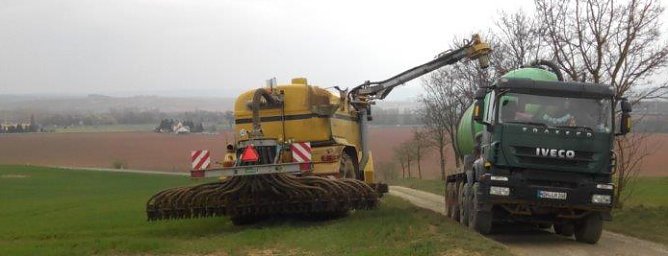 Nach jeder Entleerung: Betankung aus dem G&uuml;llefass (Foto: Kurt Frank)