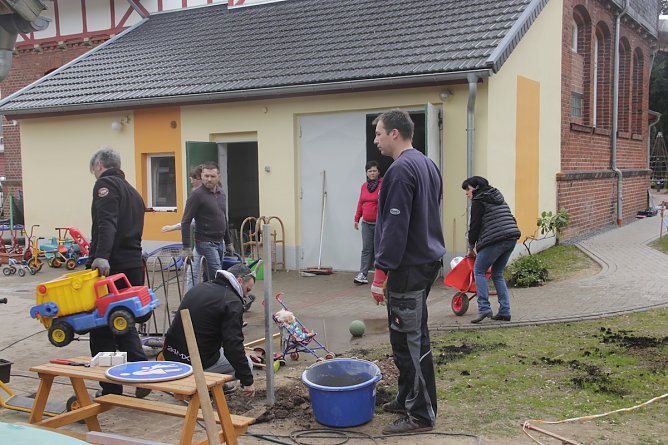 Fr&uuml;hjahrsputz im M&auml;rchenhaus (Foto: Silke Kirchhof)