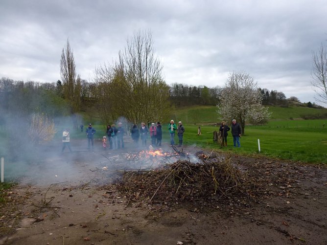 Osterfeuer auf dem Neust&auml;dter Gr&uuml;n (Foto: Hans Leopold Holzapfel)