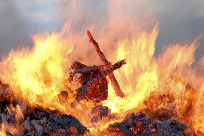 Osterfeuer in Bielen (Foto: Peter Blei)