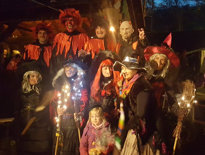 Hexen und Teufel vom OCV auf der Walpurgisfeier am Grillplatz (Foto: E. Schiwarth)