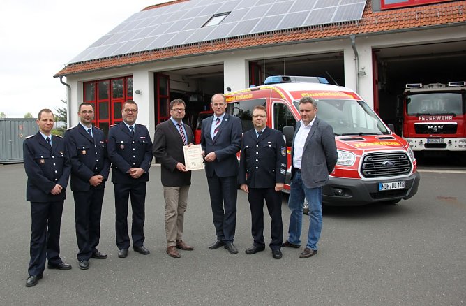 Landrat Matthias Jendricke hat heute einen Einsatzleitwagen an die Feuerwehr Bleicherode &uuml;bergeben (Foto: Pressestelle Landratsamt Nordhausen)