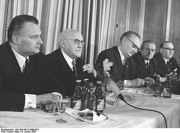 Begegnung mit Kirchenvertretern (Foto: Bundesarchiv)
