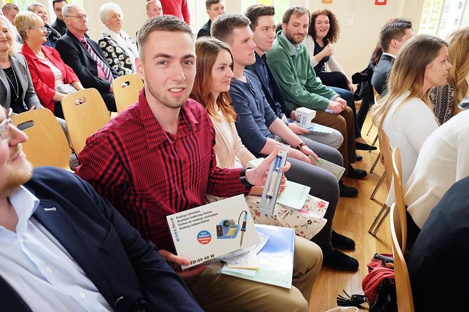 Sebastian Grober ist erster Absolvent des Studiengangs Automatisierung und Elektronikentwicklung an der Hochschule Nordhausen (Foto: Tina Bergknapp)