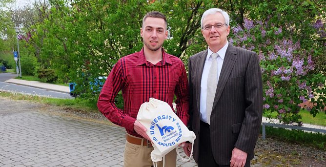 Sebastian Grober ist erster Absolvent des Studiengangs Automatisierung und Elektronikentwicklung an der Hochschule Nordhausen (Foto: Tina Bergknapp)