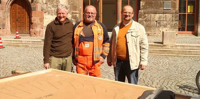 v.l.: Uwe Peters, Roland Veit von der Stadtbeleuchtung und Heiko M&uuml;ller vom Bauamt (Foto: Angelo Glashagel)