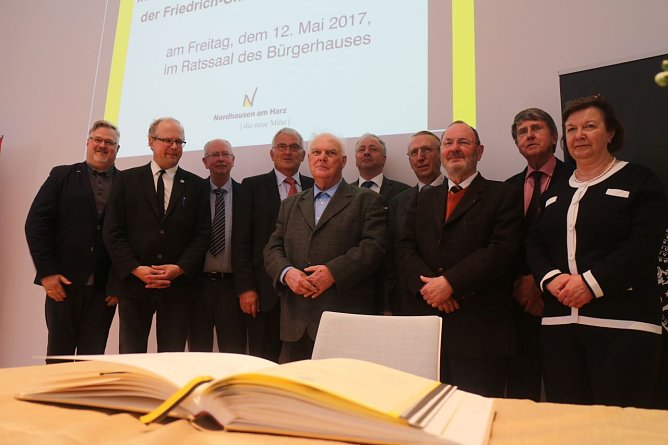 Neben Andreas Lesser trugen sich auch die ehrenamtlichen Stiftungsr&auml;te in das Ehrenbuch der Stadt ein (Foto: Angelo Glashagel)