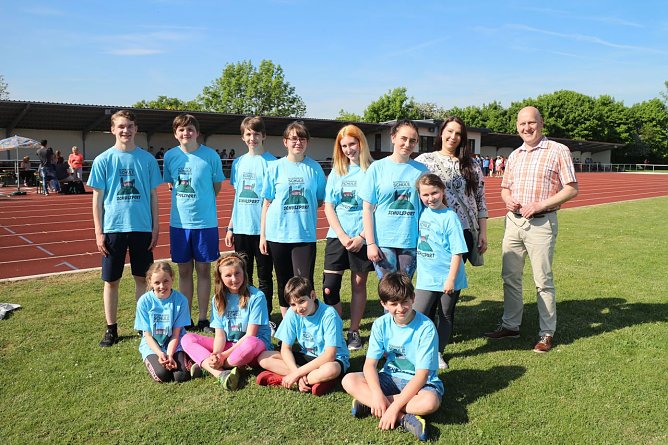 Neue Trikots f&uuml;r die Petersbergschule - der Lions Club &uuml;bergab heute 33 Shirts an die Schule (Foto: Angelo Glashagel)