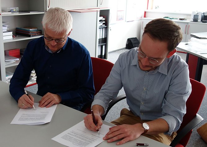 Gulden und Scharff unterzeichnen den Vertrag (Foto: privat)
