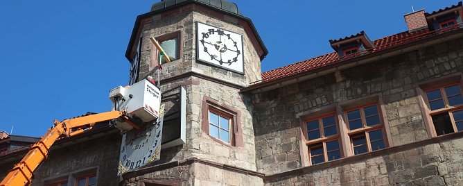 Neue Sonnenuhr angebracht (Foto: Angelo Glashagel)