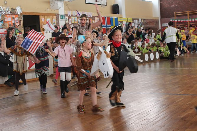 Vergangene Woche fand in der Turnhalle der K&auml;the Kollwitz Grundschule das traditionelle Schulfest statt (Foto: Grundschule K&auml;the Kollwitz)