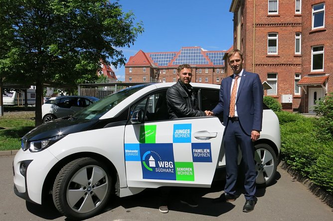 Gesch&auml;ftsf&uuml;hrer Eric Benkenstein nahm gemeinsam mit Sven D&ouml;rmann, Vorstand der WBG S&uuml;dharz, das Fahrzeug f&uuml;r das Wohnquartier "Bochumer Hof" in Betrieb (Foto: WBG S&uuml;dharz)