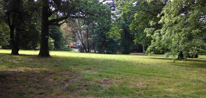 Ordentlich in Schuss: Park Hohenrode. Im Hintergrund die Villa. (Foto: Kurt Frank)