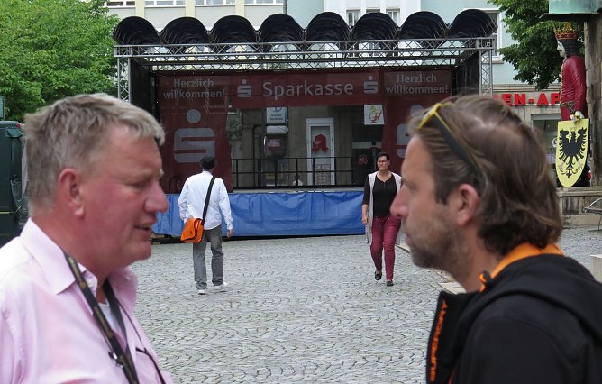 Absprachen auf dem Rathausplatz, im Hintergrund die B&uuml;hne, die von der Kreissparkasse gesponsert wird. (Foto: nnz)