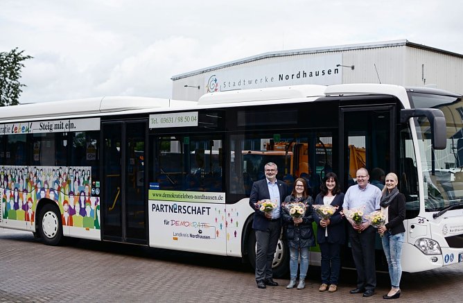 Stefan N&uuml;&szlig;le, Daniela Lutze, Fachbereich Jugend, Constanze Steinmetz von der Koordinierungs- und Fachstelle des Kreisjugendring Nordhausen e.V., Mariana Kohlhause Regionalleitung SD Verkehrsmedien Th&uuml;ringen GmbH und Thorsten Schwarz, Betriebsleiter Busverkehr der Verkehrsbetriebe (Foto: Pressestelle Landratsamt Nordhausen)