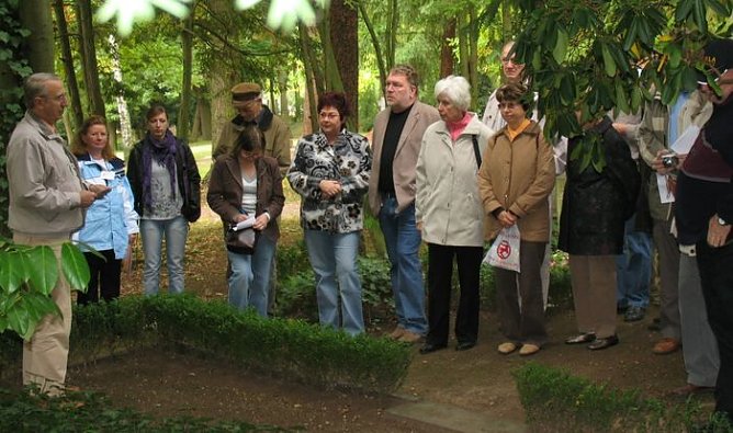 F&uuml;hrung auf dem Friedhof (Foto: I. Bergmann)