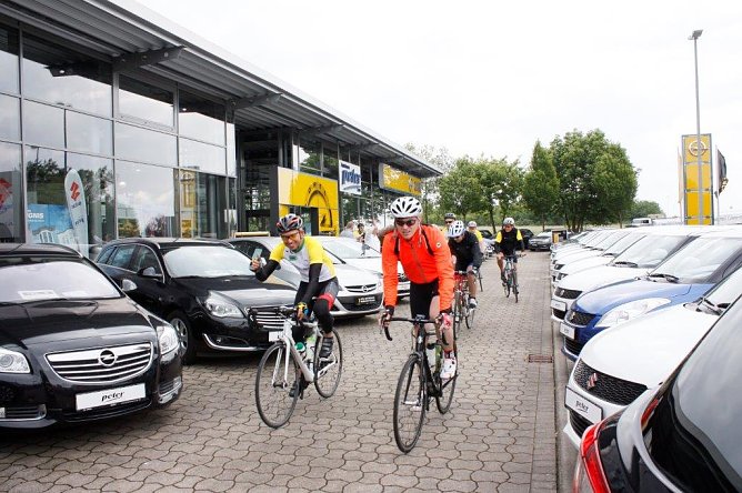 Auf geht�s nach Zerbst, dem Ziel der 3. Etappe. Gut 140 Kilometer liegen noch vor den Opel-Bankern. (Foto: Fischer/Autohaus Peter)