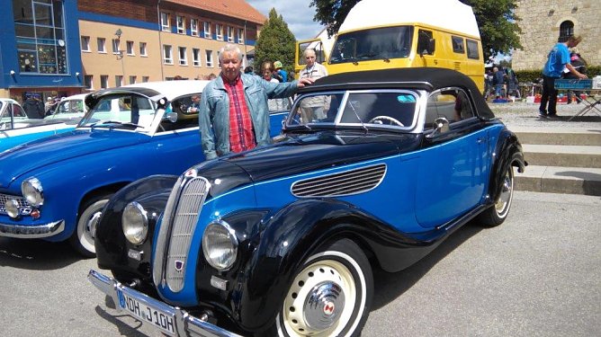 Wilfried Jacobsohn vor seinem EMW Sport, von dem nur 300 St&uuml;ck gefertigt worden sind. (Foto: Kurt Frank)