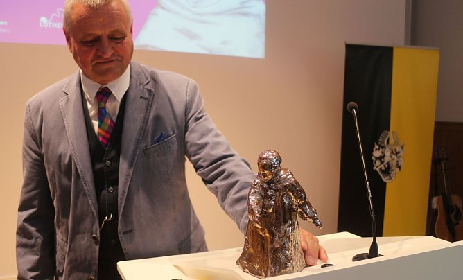 Peter Gen&szlig;ler hat sich viel Gedanken um seinen neuen Luther gemacht (Foto: Angelo Glashagel)