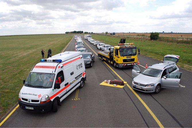 Rettungsgasse auf einer Landstraße (Foto: DRK) Rettungsgasse auf einer Landstraße (Foto: DRK)