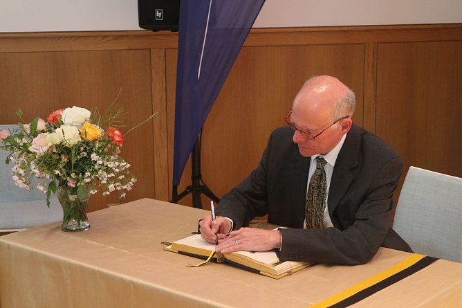 Lammert durfte sich auch in das Goldene Buch der Stadt eintragen (Foto: Angelo Glashagel) Lammert durfte sich auch in das Goldene Buch der Stadt eintragen (Foto: Angelo Glashagel)