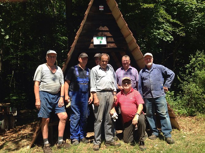 Um den Karstwanderweg attraktiv zu gestalten, mu&szlig;te eine Nurdachh&uuml;tte repariert werden (Foto: Harzklub Zweigverein Neustadt/Osterode)