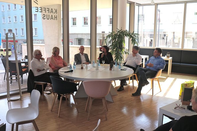Diskussionsrunde im Kaffeehaus: Prof. Dr. Zimmermann, SWG Chefin Inge Klaan, Matthias P. Gliemann von der Th&uuml;ringer Architektenkammer, Kunsthausleiterin Susanne Hinsching, Theaterintendant Daniel Klajner und Journalist Thomas M&uuml;ller (Foto: Angelo Glashagel)
