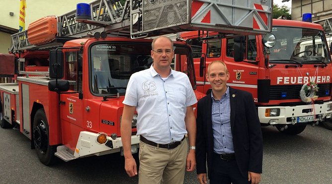 Zwei Fahrzeuge &uuml;bergeben (Foto: J. Piper)