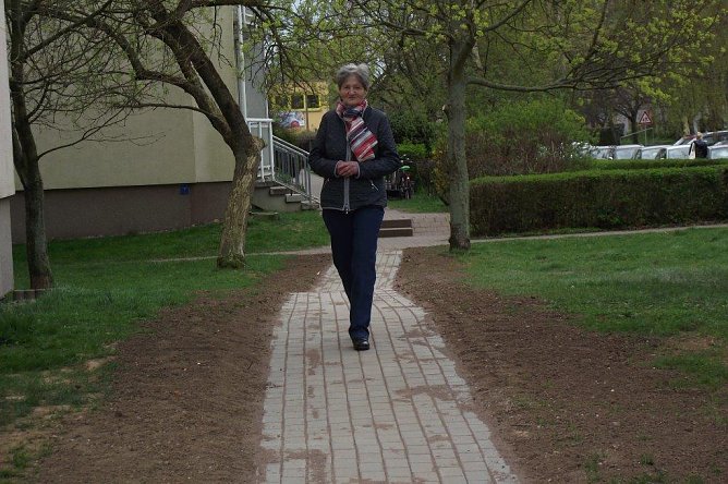 Wie unansehnliche Trampelpfade unb&uuml;rokratisch beseitigt und mit Gehwegen logisch verbunden werden k&ouml;nnen, zeigte die Wohnungsbaugenossenschaft (WBG) an der Ecke Hardenbergstra&szlig;e 49. Heute sieht das dort so aus (Foto: Kurt Frank)