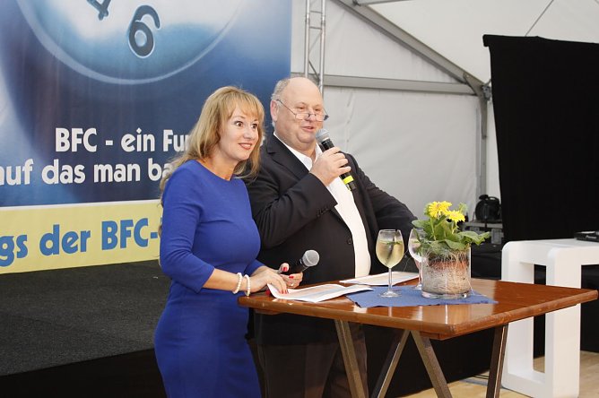 Schulleiterin Sylvia Gerl und Vorstandsvorsitzender Helmut Peter bescheinigten den 101 Absolventen: Ihr wart spitze! (Foto: Anna Jung)