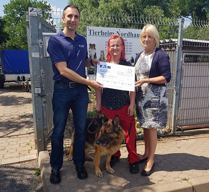 500 Euro spendete die Firma Eaton jetzt dem Nordh&auml;user Tierheim (Foto: privat)