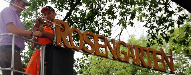 Vasko Jung vom Bauhof (links) und Jens-Uwe Bode vom Gartenamt beim Anbringen des Schildes (Foto: I. Bergmann, Stadt Nordhausen)