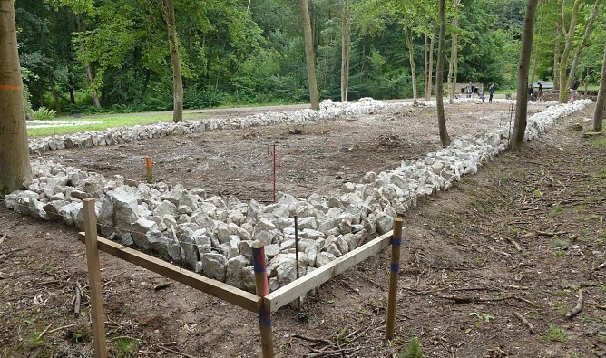 Markierung des ehemaligen Standorts einer Unterkunftsbaracke beim International Summer Camp 2016 (Foto: KZ-Gedenkst&auml;tte Mittelbau-Dora)