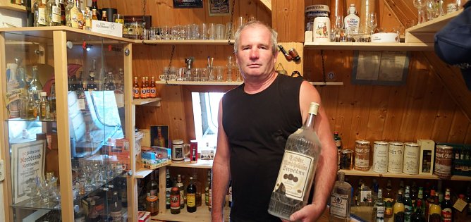 Herr der DDR-Nordbrand-Flaschen: Hans-J&uuml;rgen Arndt (Foto: nnz)