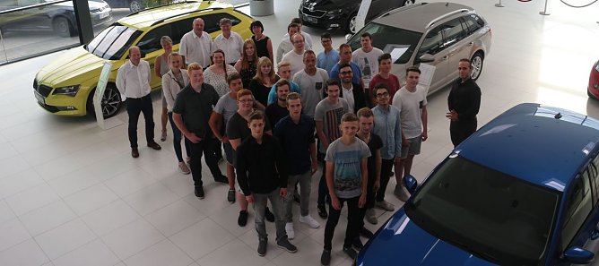 Neue Auszubildende f&uuml;r die Autohaus Peter Gruppe (Foto: Angelo Glashagel)