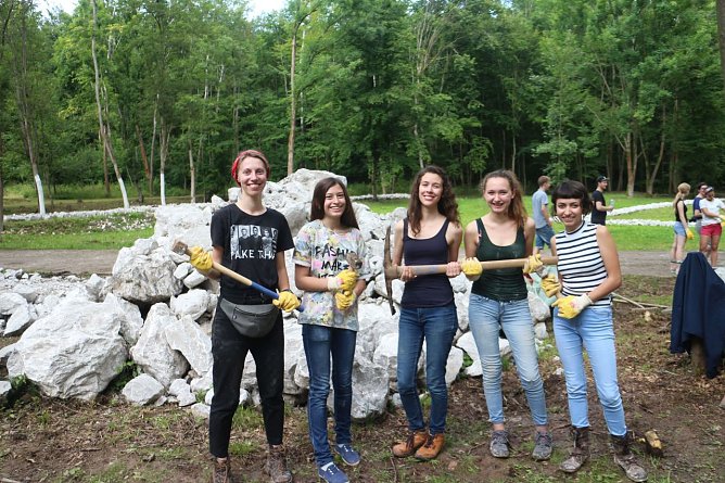 Sarah (3 v.l.) interessiert sich f&uuml;r das Schicksal der Gefangenen (Foto: Angelo Glashagel)