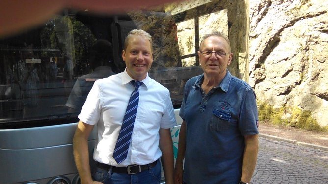Busfahrer Andy W&uuml;rth (links), Juniorchef bei Schweineberg Reisen in Gernrode, und Willi D&ouml;ring von Med. Reisen kennen sich gut. (Foto: Kurt Frank)